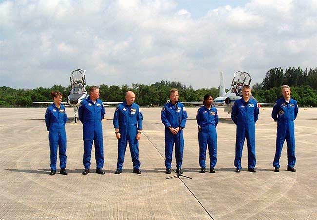 STS-121 Astronaut Crew Arrive at NASA Spaceport in T-38 Jets