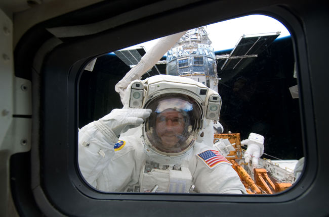 Spacewalkers Tackle Daunting Hubble Telescope Repair