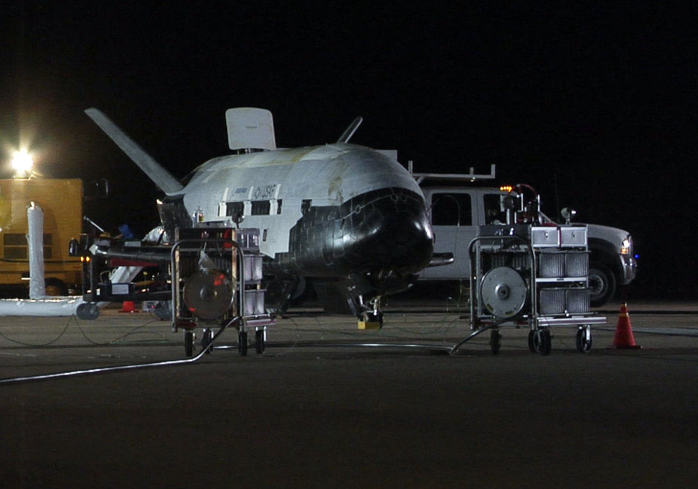 x-37b-space-plane-landing-photos-7-101203-02.jpg