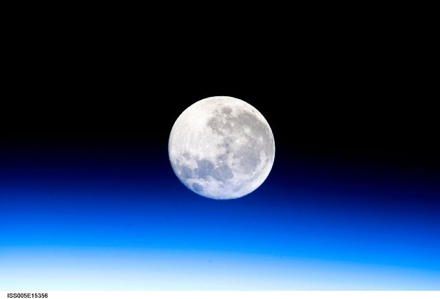 NASA Scientist Explains Science Behind 'Supermoon' Phenomenon