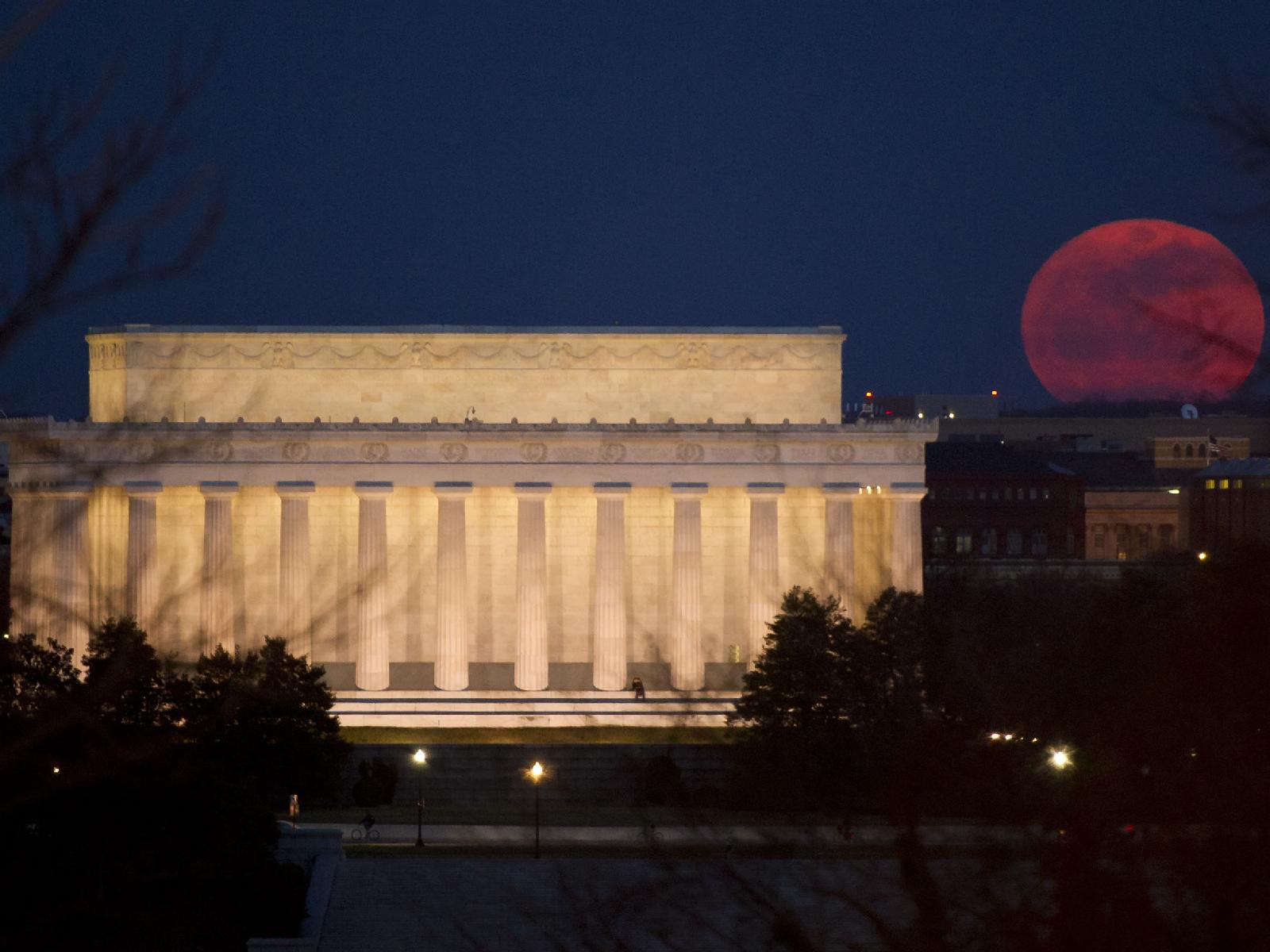 Abraham Lincoln vs. Supermoon