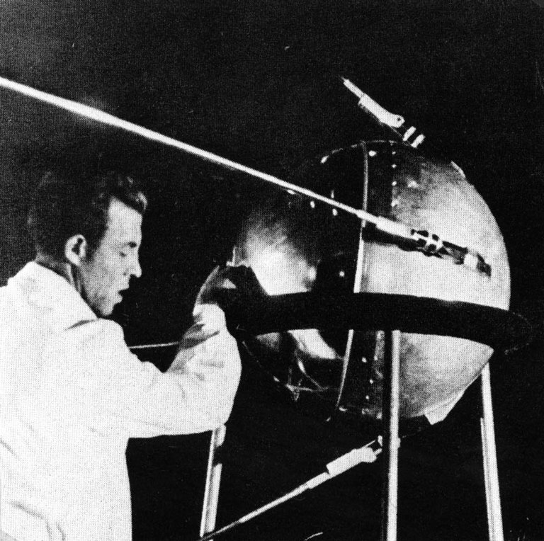 sputnik-soviet-space-race.jpg?interpolation=lanczos-none&downsize=660:*