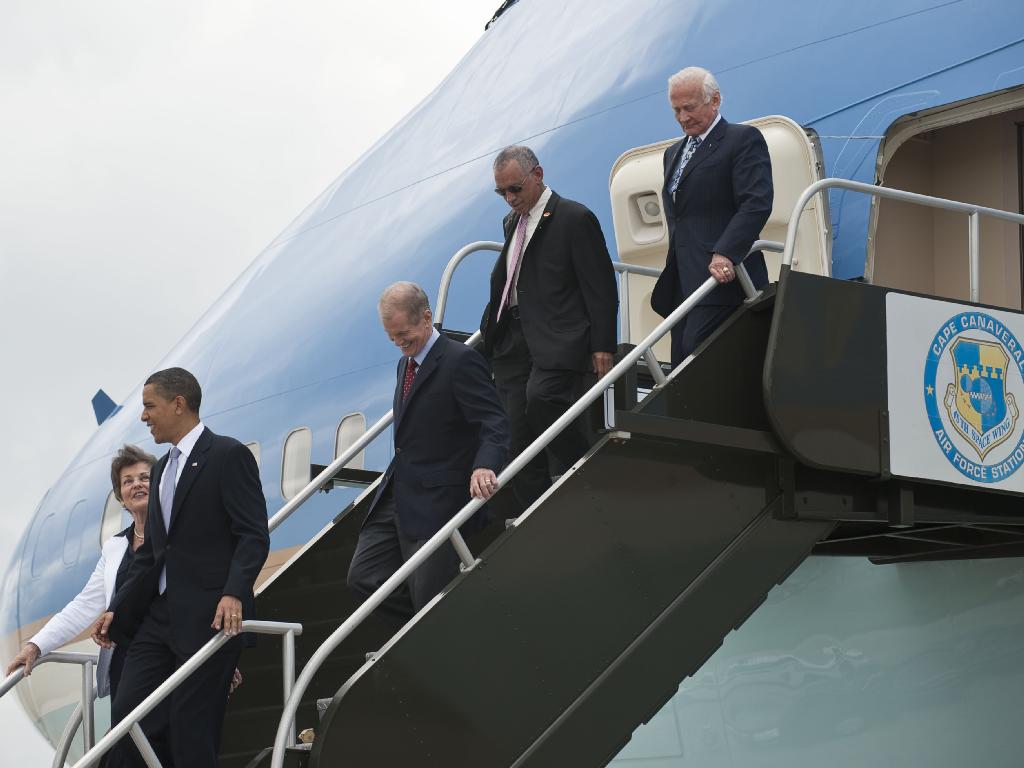 President Obama and Advisors De-plane