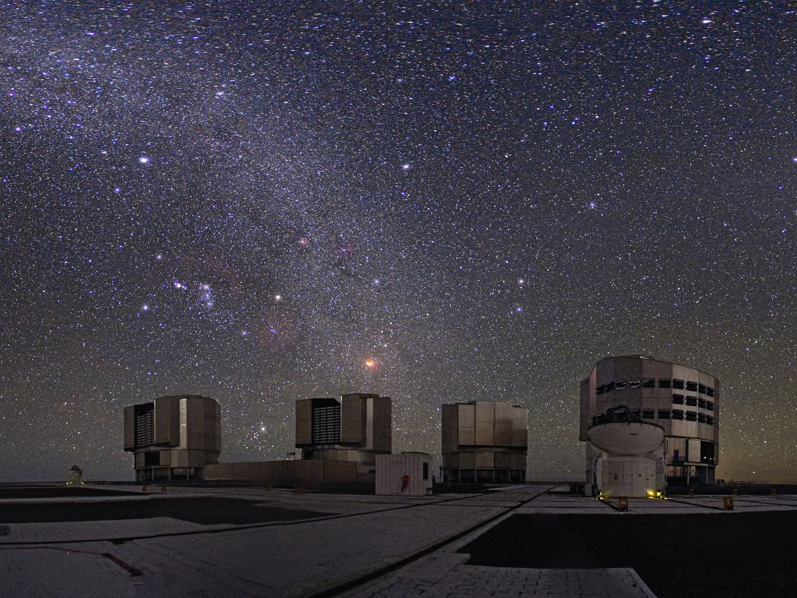The total lunar eclipse of December 21, 2010, and the entire sky is visible from the site of ESO’s Very Large Telescope (VLT) at Cerro Paranal in Chile.