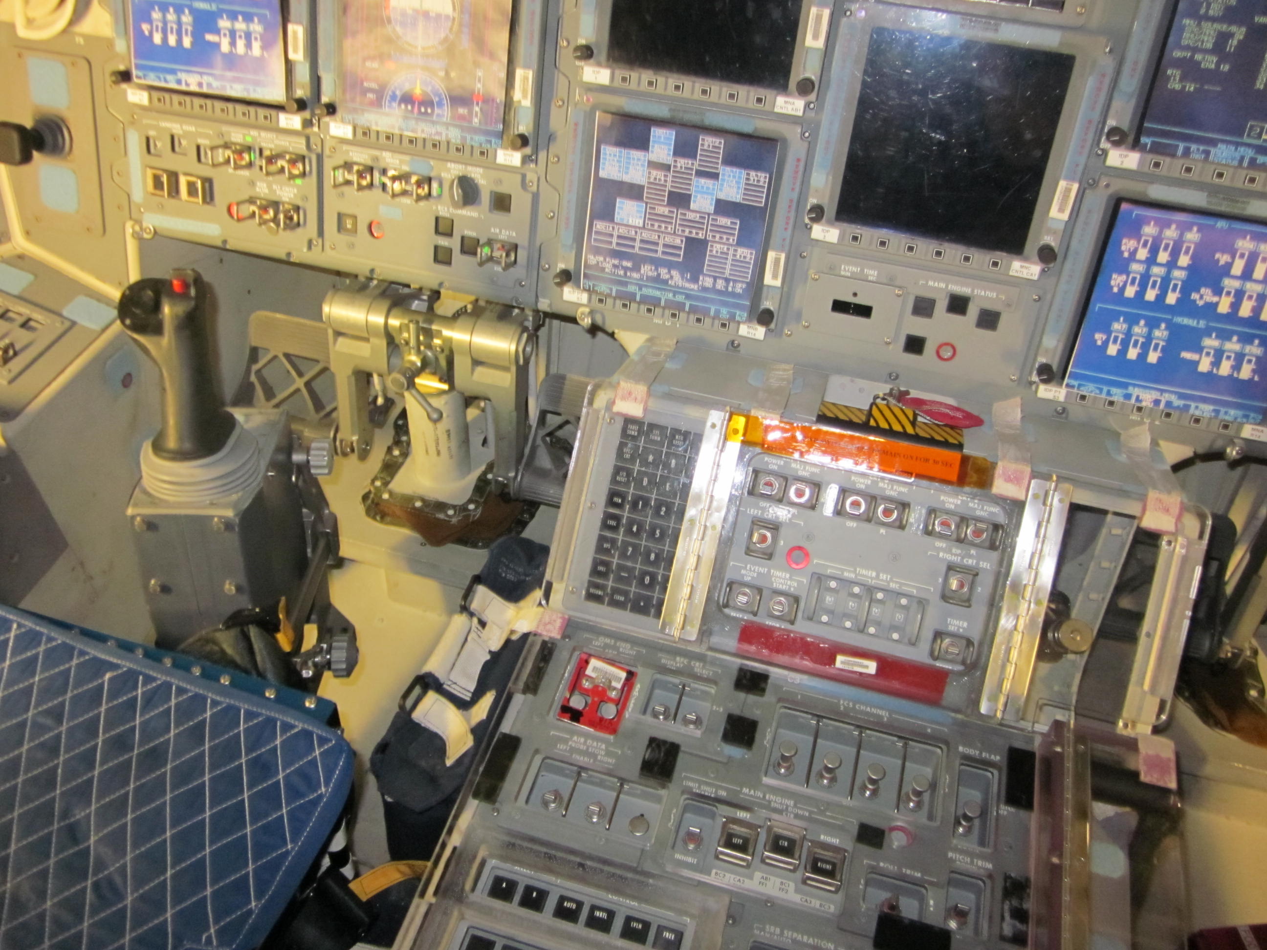 Space Shuttle Closeup: Panoramic Photos Capture Discovery's Interior