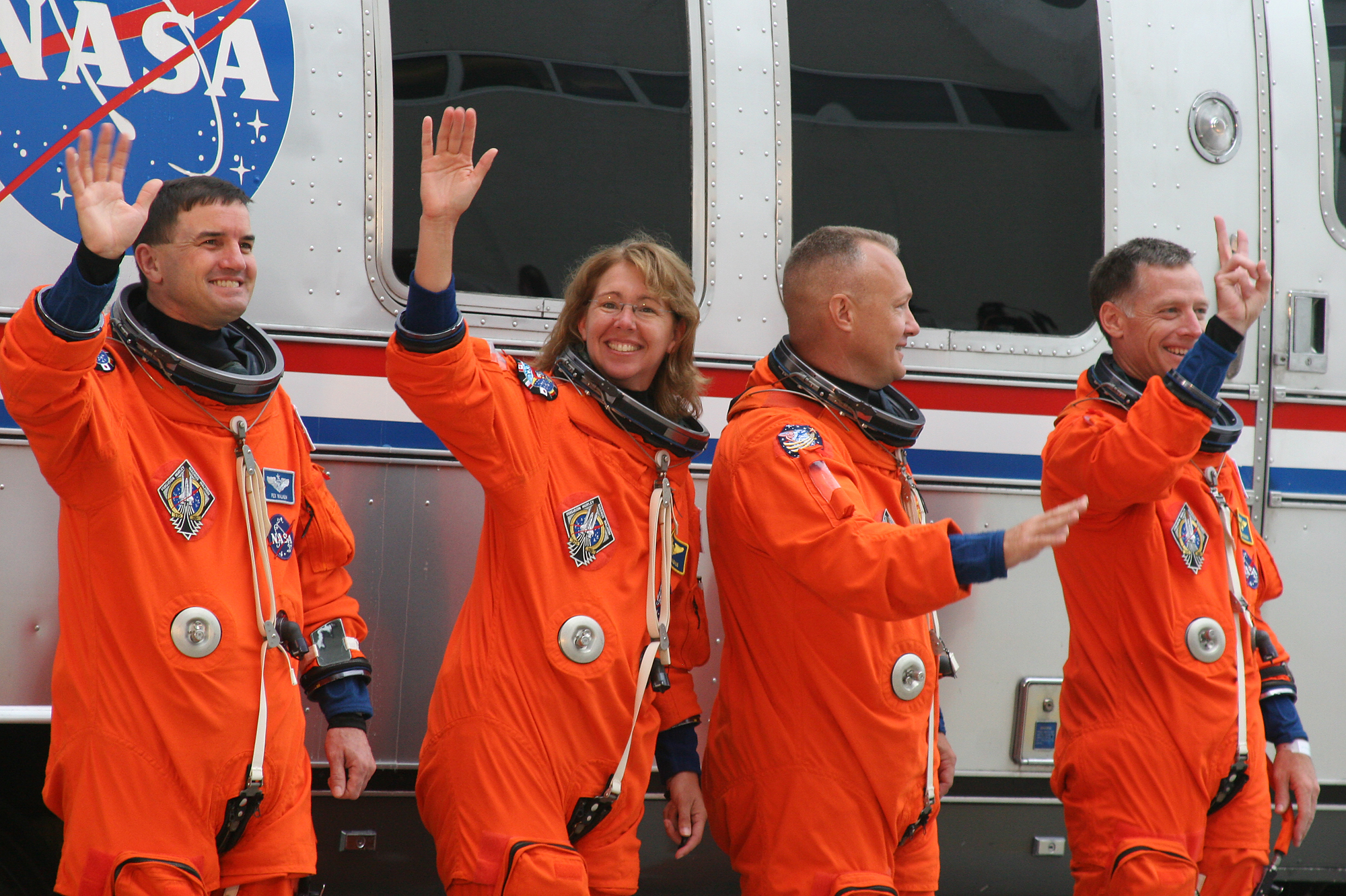Atlantis Crew Waves to the Press