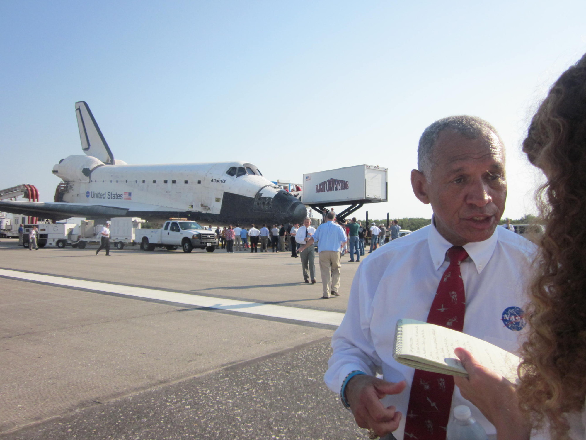 Bolden and Reporter Speak Following Atlantis' Landing