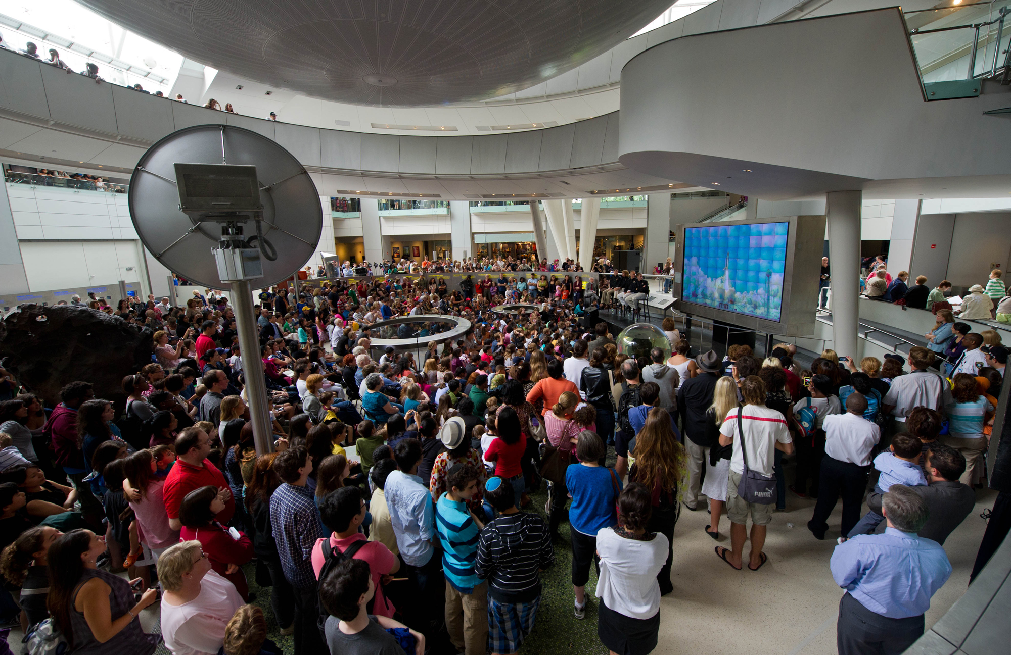 Huge NYC Crowd Greets Last Shuttle Crew
