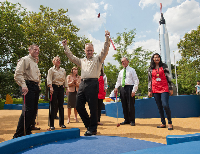 (Mini-) Golf in Queens with the Mayor and the STS-135 Astronauts