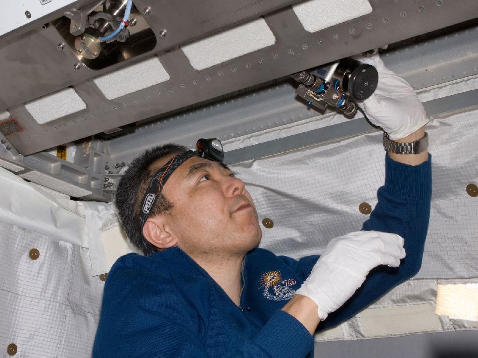 Expedition 29's Satoshi Furukawa Works on Water Valves