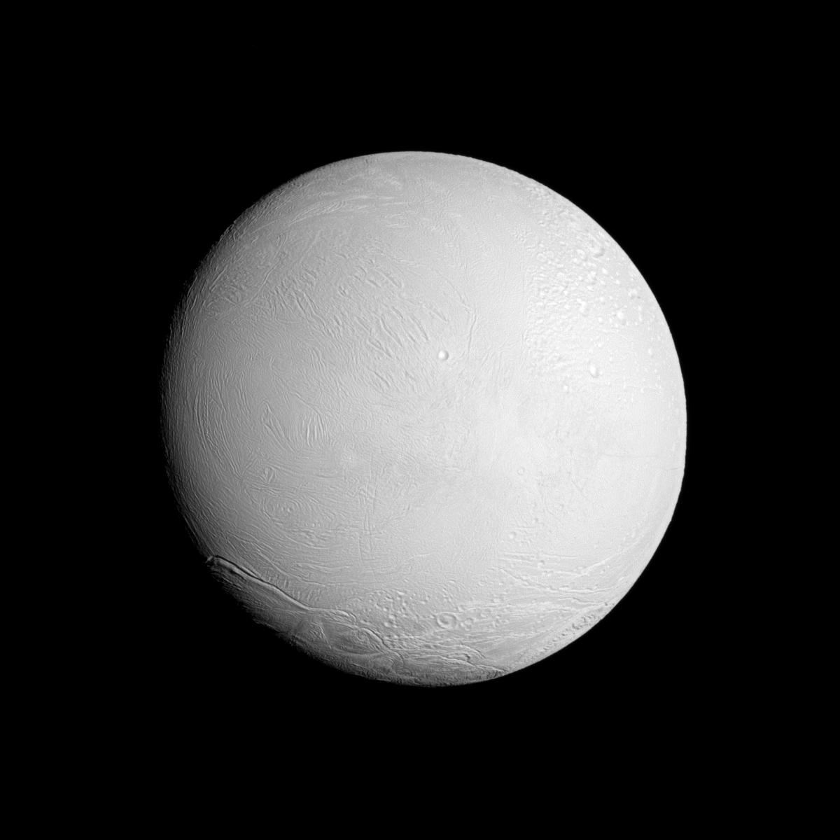 Amazing Photos of 2 Saturn Moons Snapped by Cassini Probe