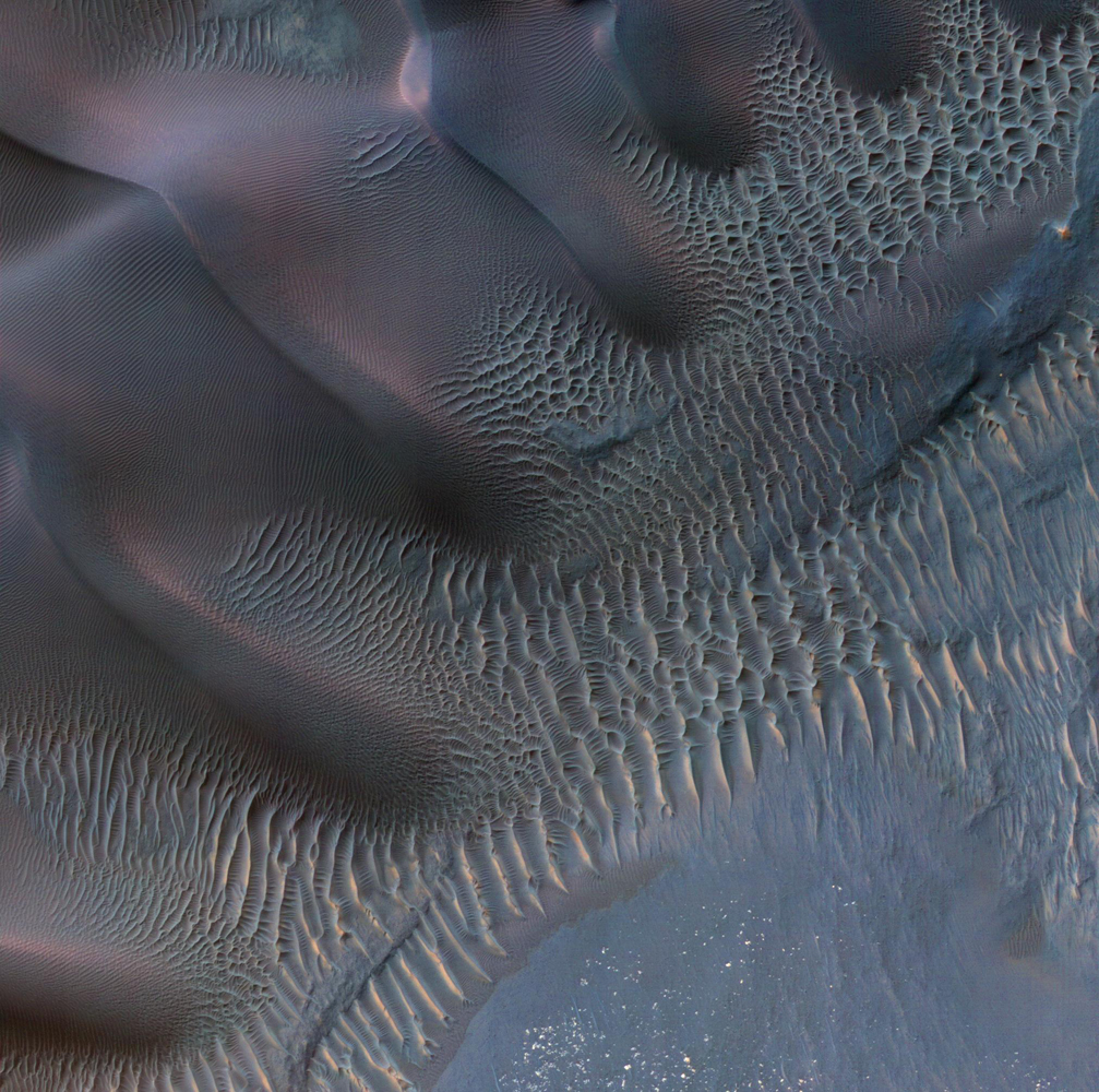 Winds of Mars Transform Sand Dunes Into Art