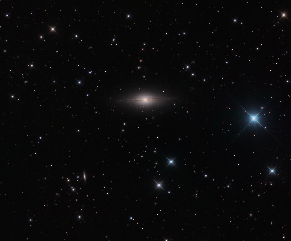 On the Edge: Skywatchers Snap Photo of Slender 'Little Sombrero' Galaxy