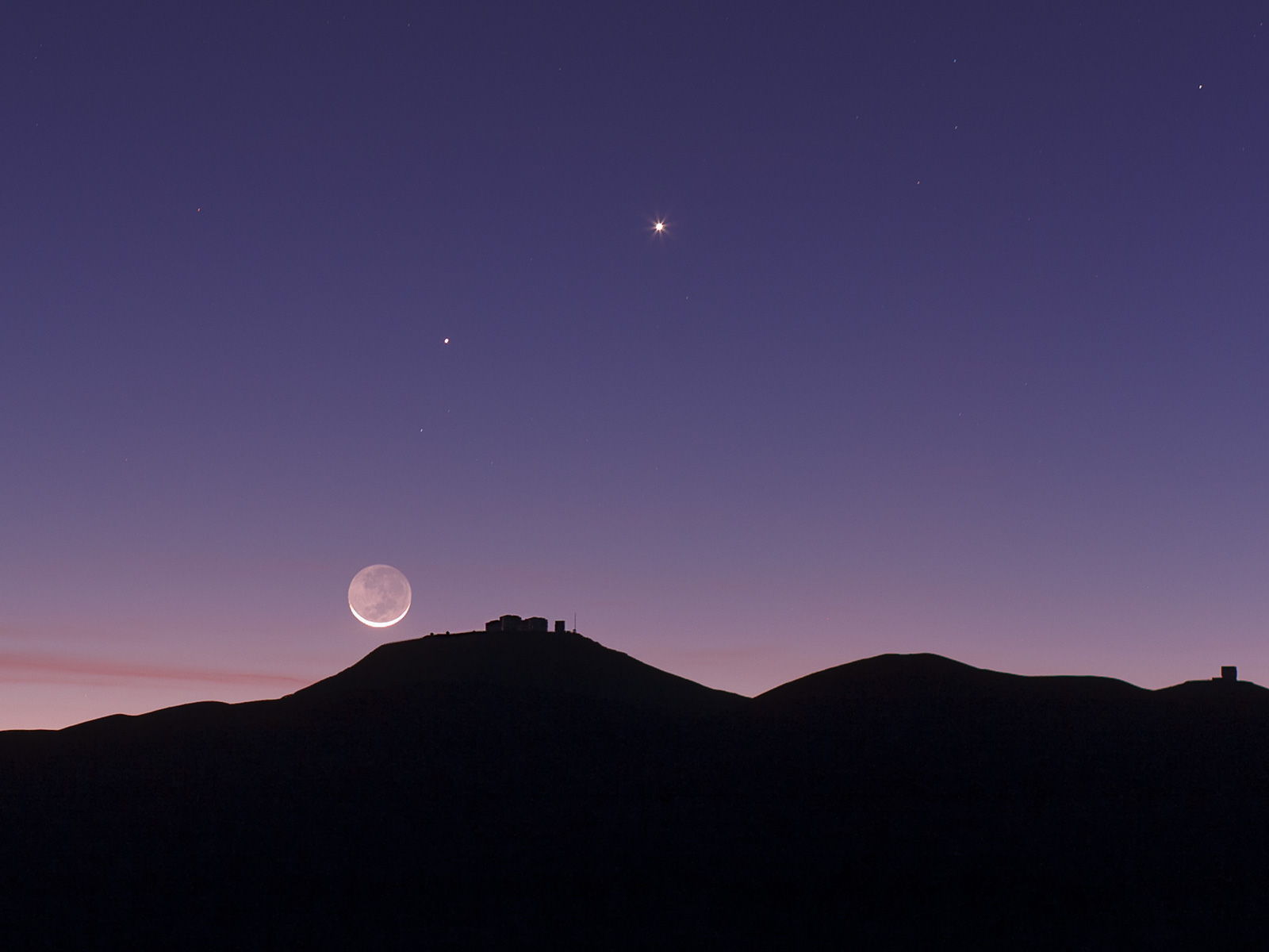 Moon with Earthshine over Paranal Observatory 1600x1200
