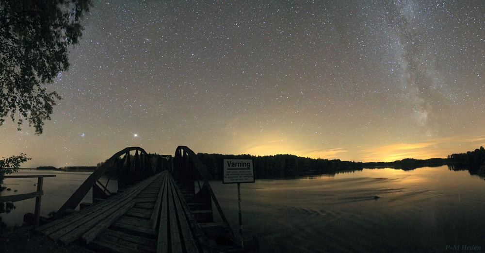 Jupiter Rises Over Abandoned Bridge in Stunning Skywatcher Photo