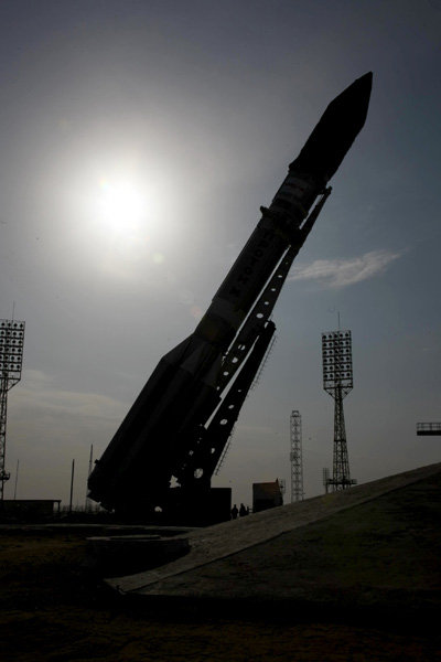 Proton Rocket Prepared to Launch Intelsat 22 Satellite