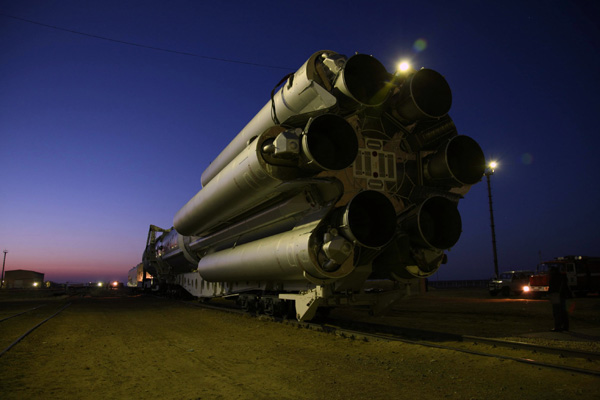 Proton Rocket Prepared to Launch Intelsat 22 Satellite