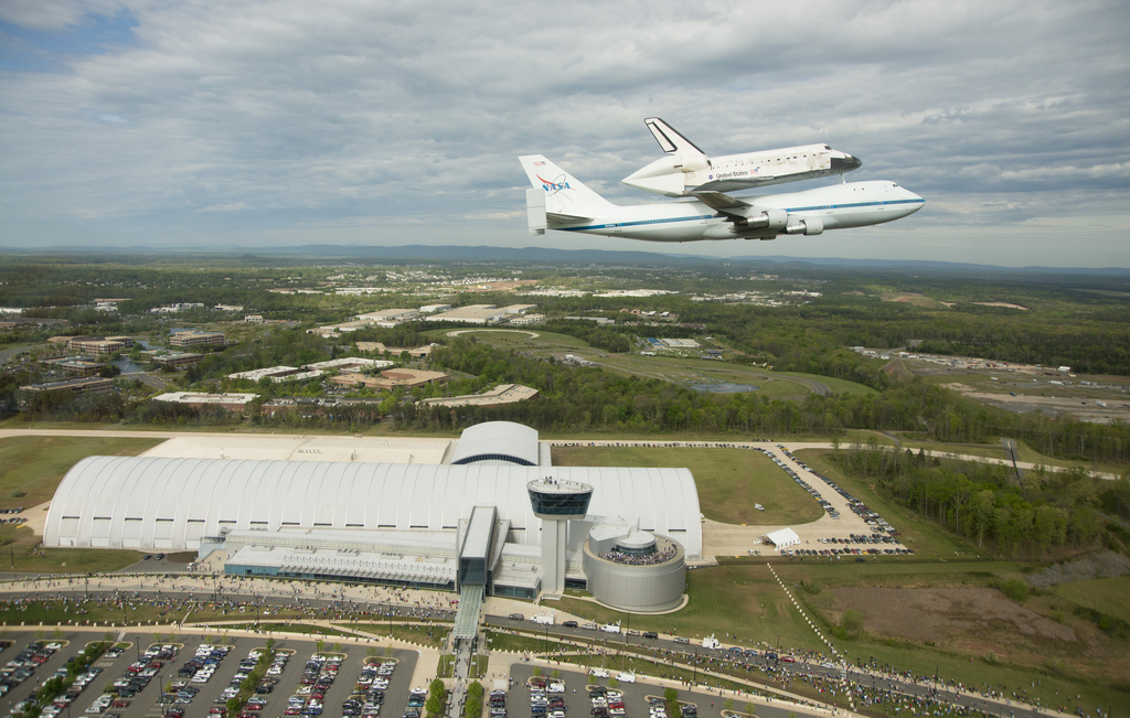 Shuttle Discovery Flies Over Smithsonian Museum Home