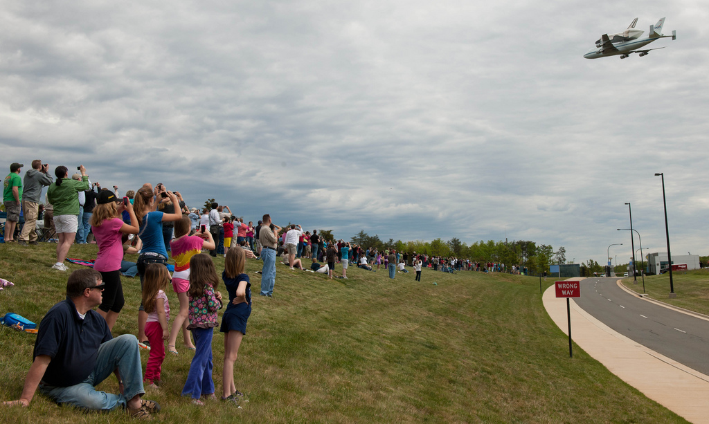 Shuttle Discovery Flies Over Smithsonian Museum Home
