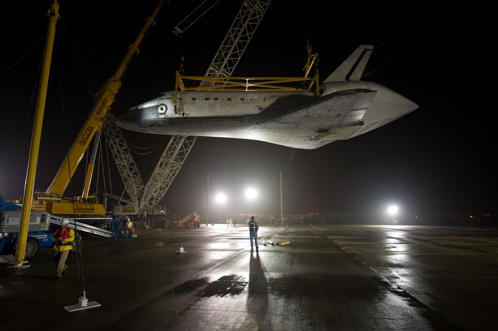 Shuttle Discovery Detached From Carrier Plane