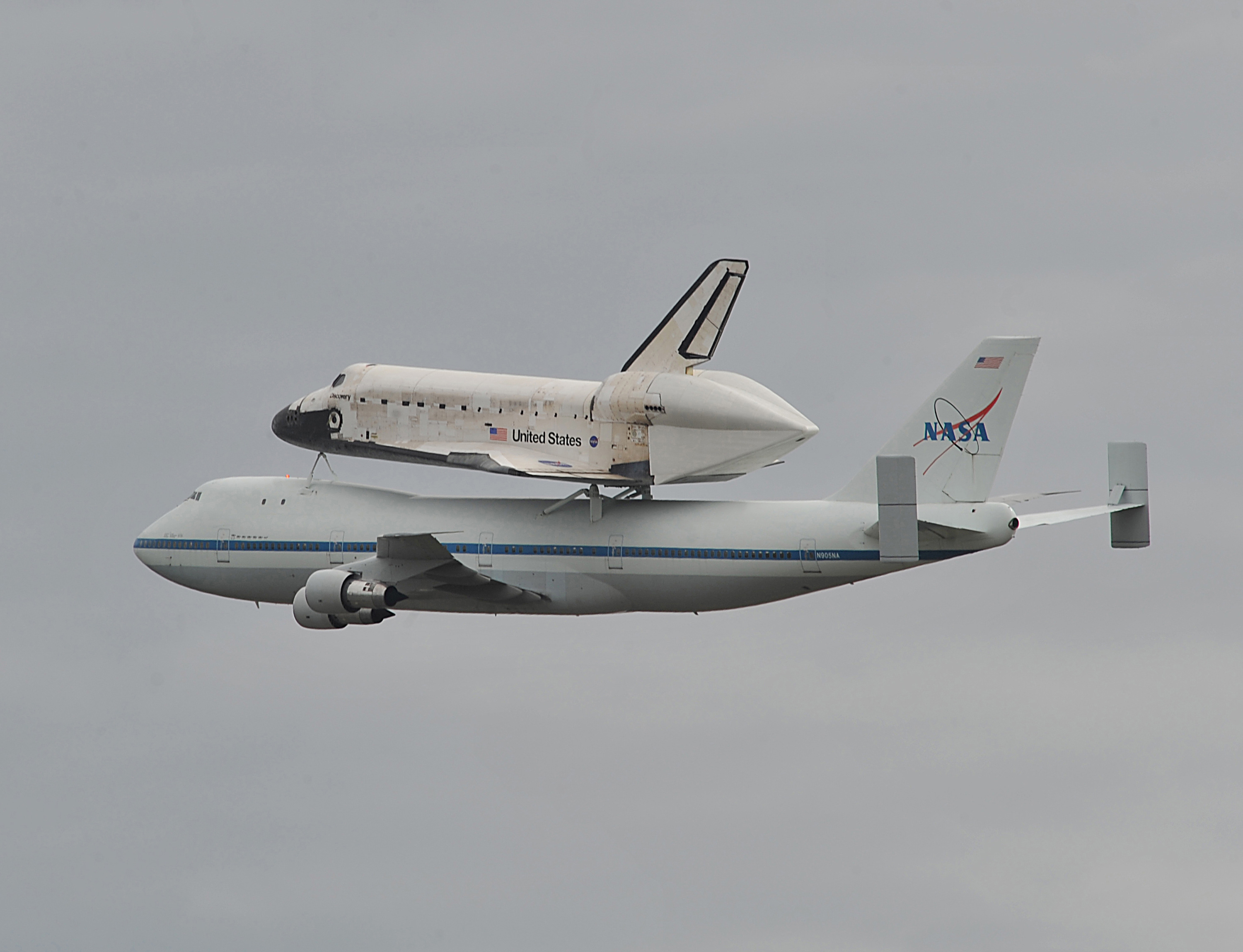 Shuttle Discovery Sits Atop Boeing Aircraft