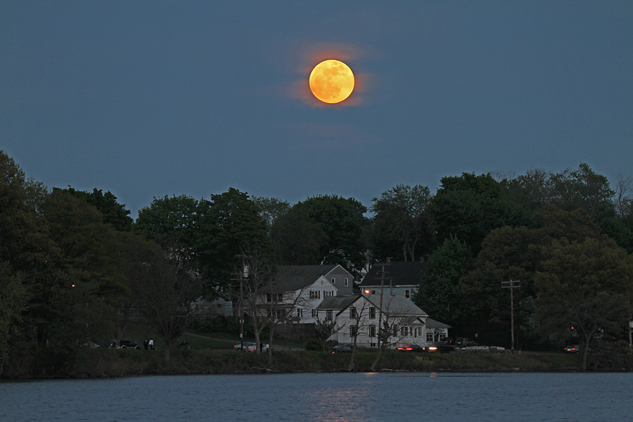 Supermoon 2012 from Woburn: Imelda Joson/Edwin Aguirre