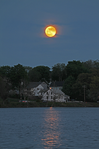 Supermoon 2012 from Woburn: Imelda Joson/Edwin Aguirre