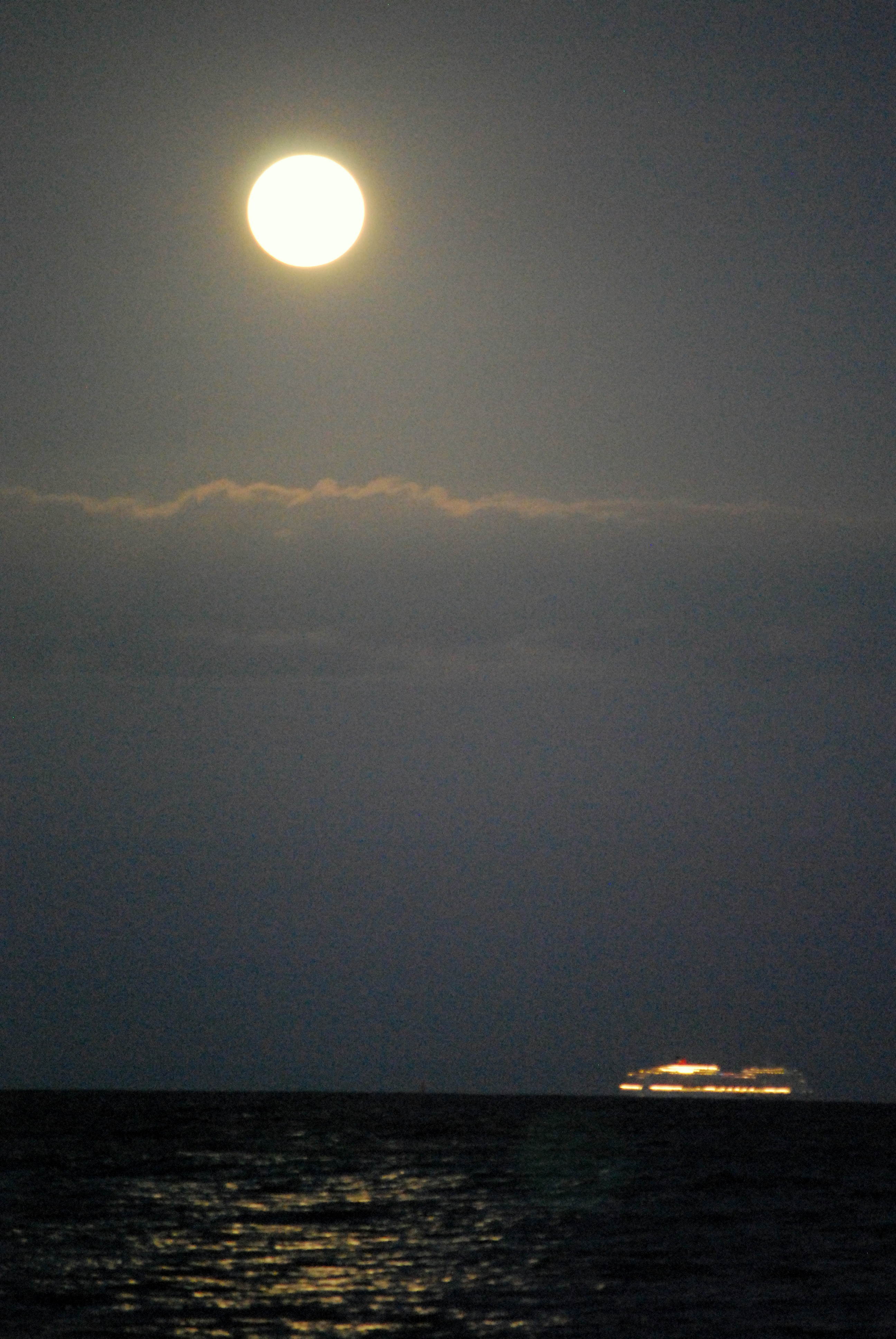 Supermoon 2012 Over Oahu: James Davidson
