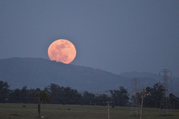 Shawn Vasquez caught the supermoon on May 5, 2012, from a vantage point in Nipomo, California. Nipomo lies about 10 miles south of Pismo Beach
