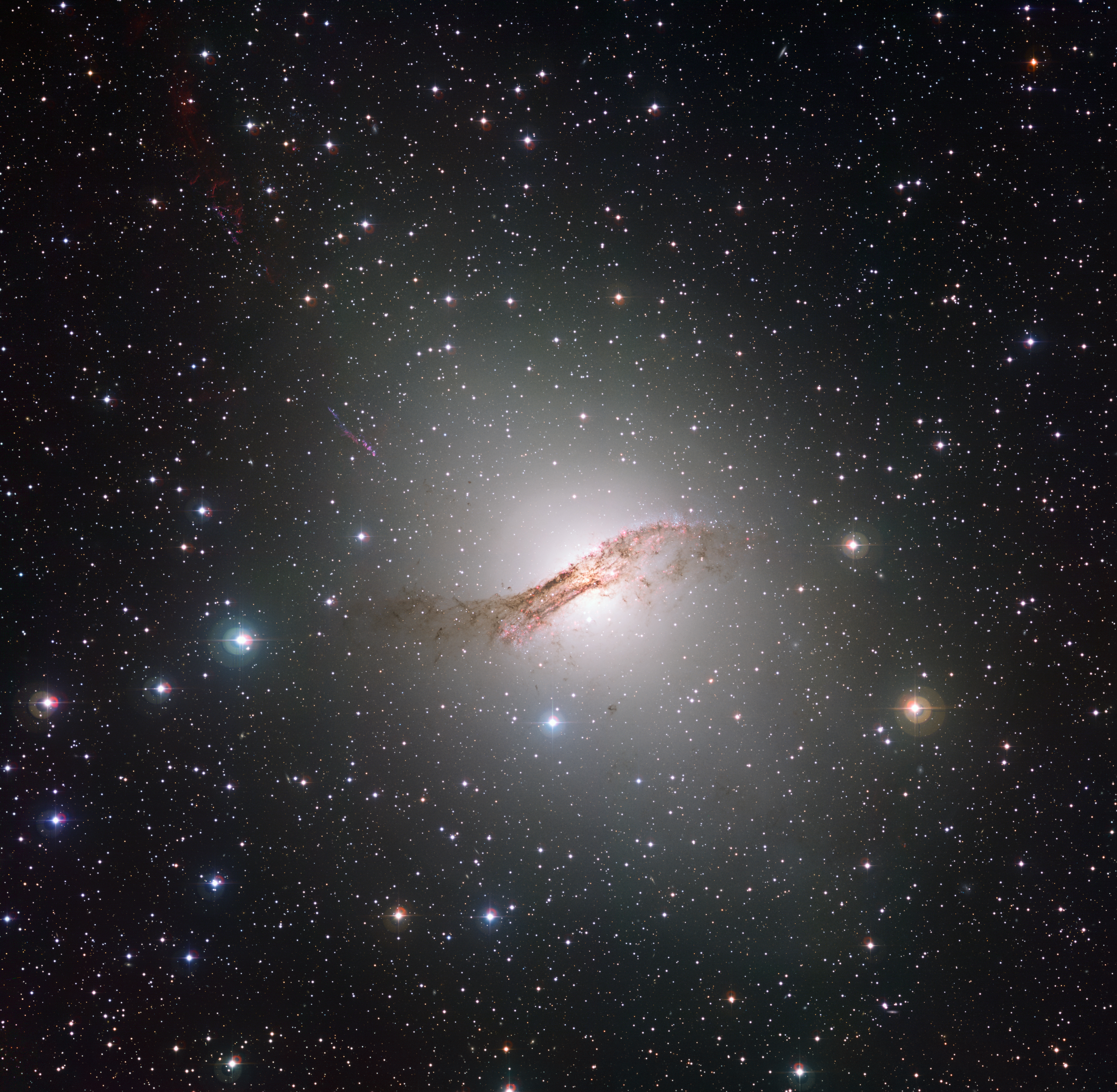 Weird Galaxy Glows Bright in Amazing Telescope Photo