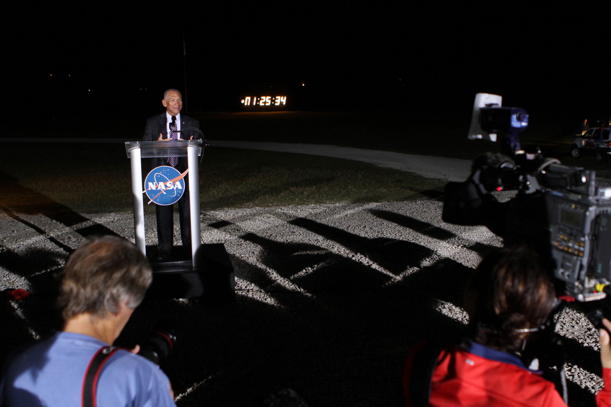 Bolden Addresses Press Following SpaceX's Dragon Launch