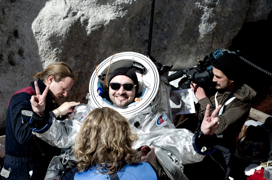 Schildhammer Removes Spacesuit