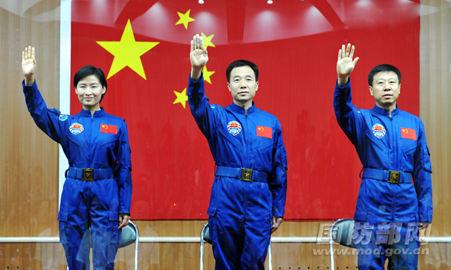 Shenzhou 9 Crew Close-Up