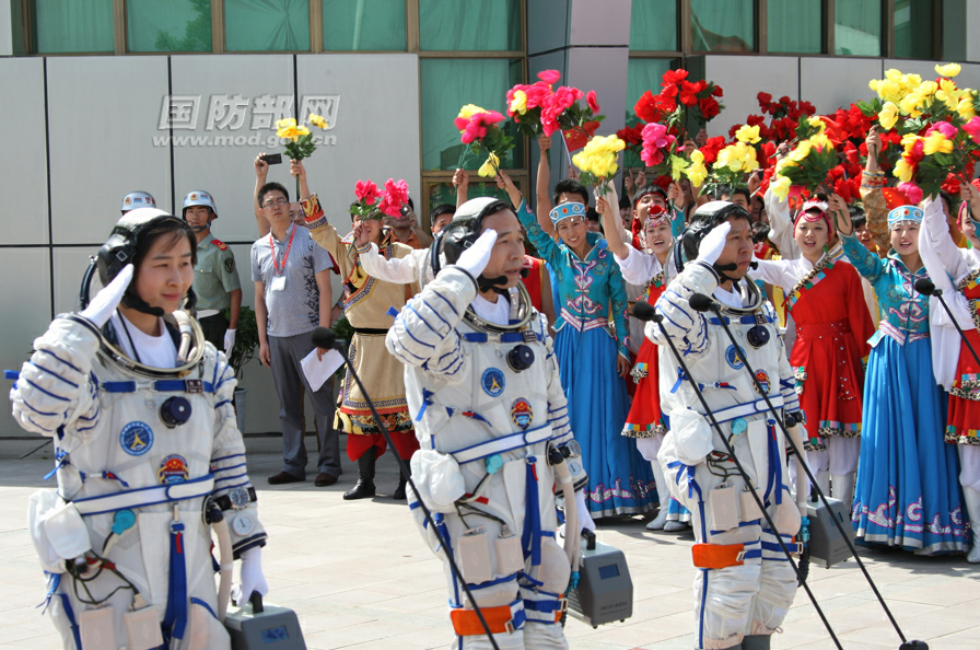 Shenzhou 9 Crew Salutes Before Launch