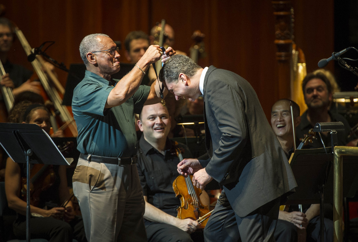 Bolden Presents Medal at Wolf Trap