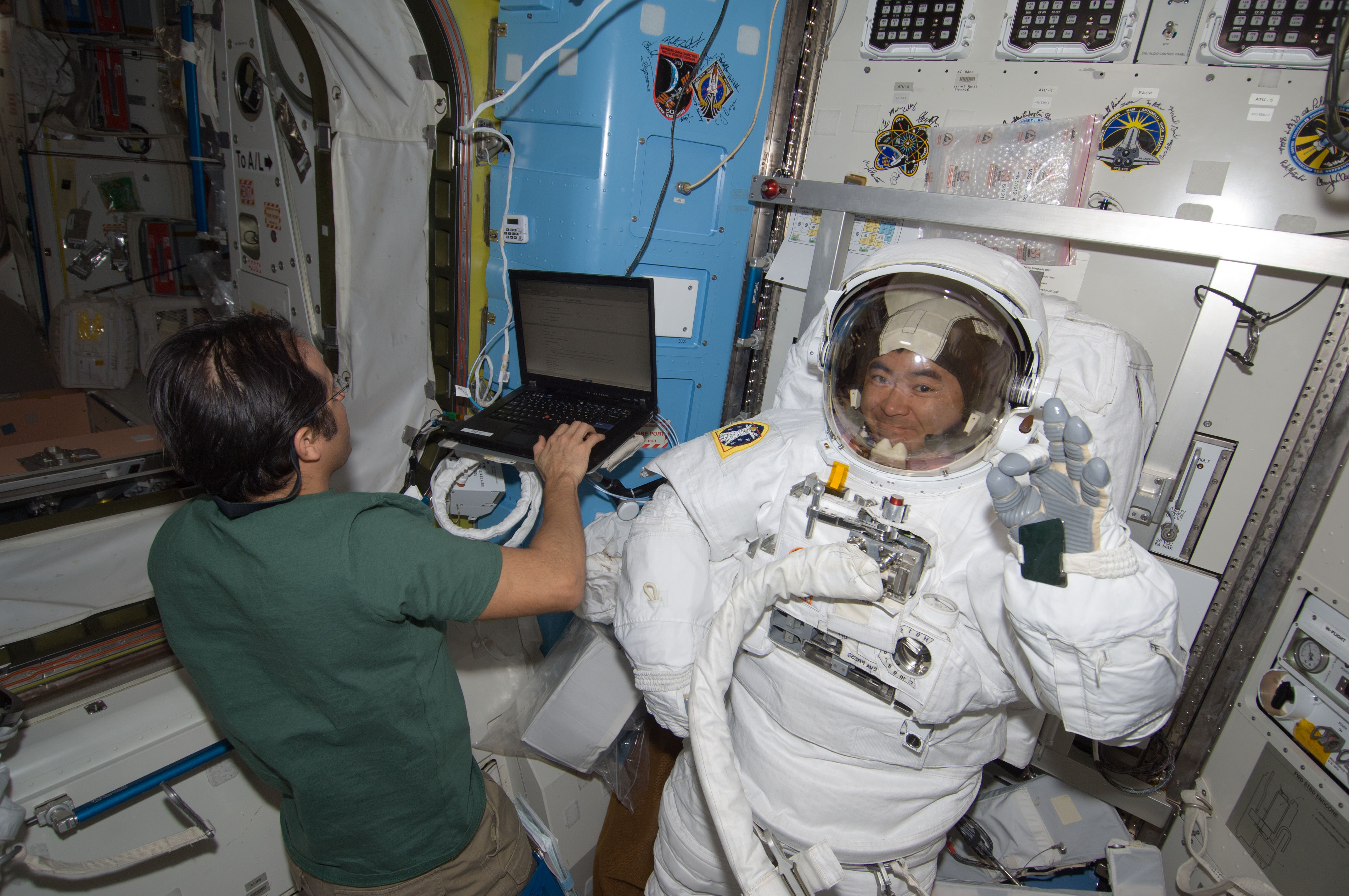 Spacesuit Checkout: Expedition 32