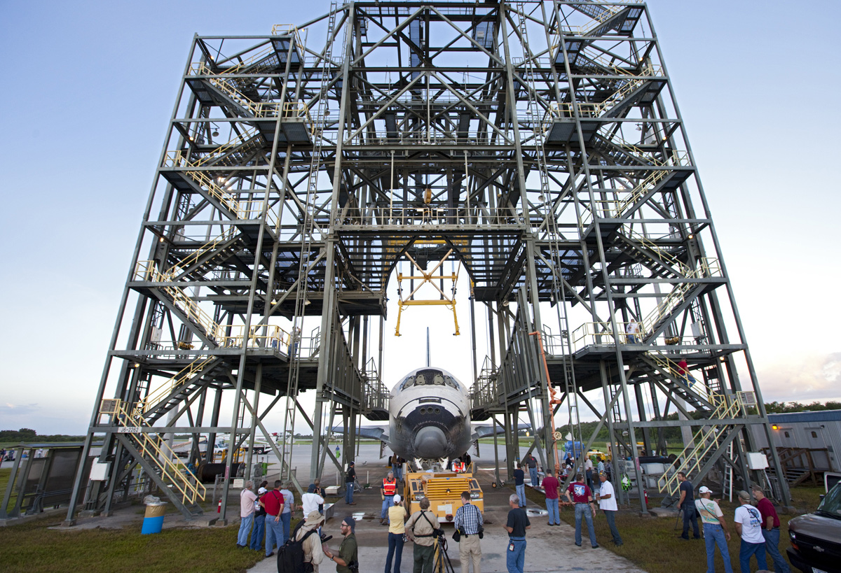 Endeavour Towed into Mate-Demate Device