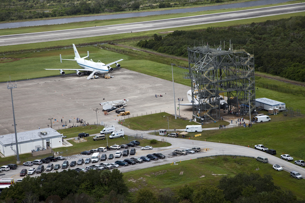 Shuttle Endeavour in Mate-Demate Device