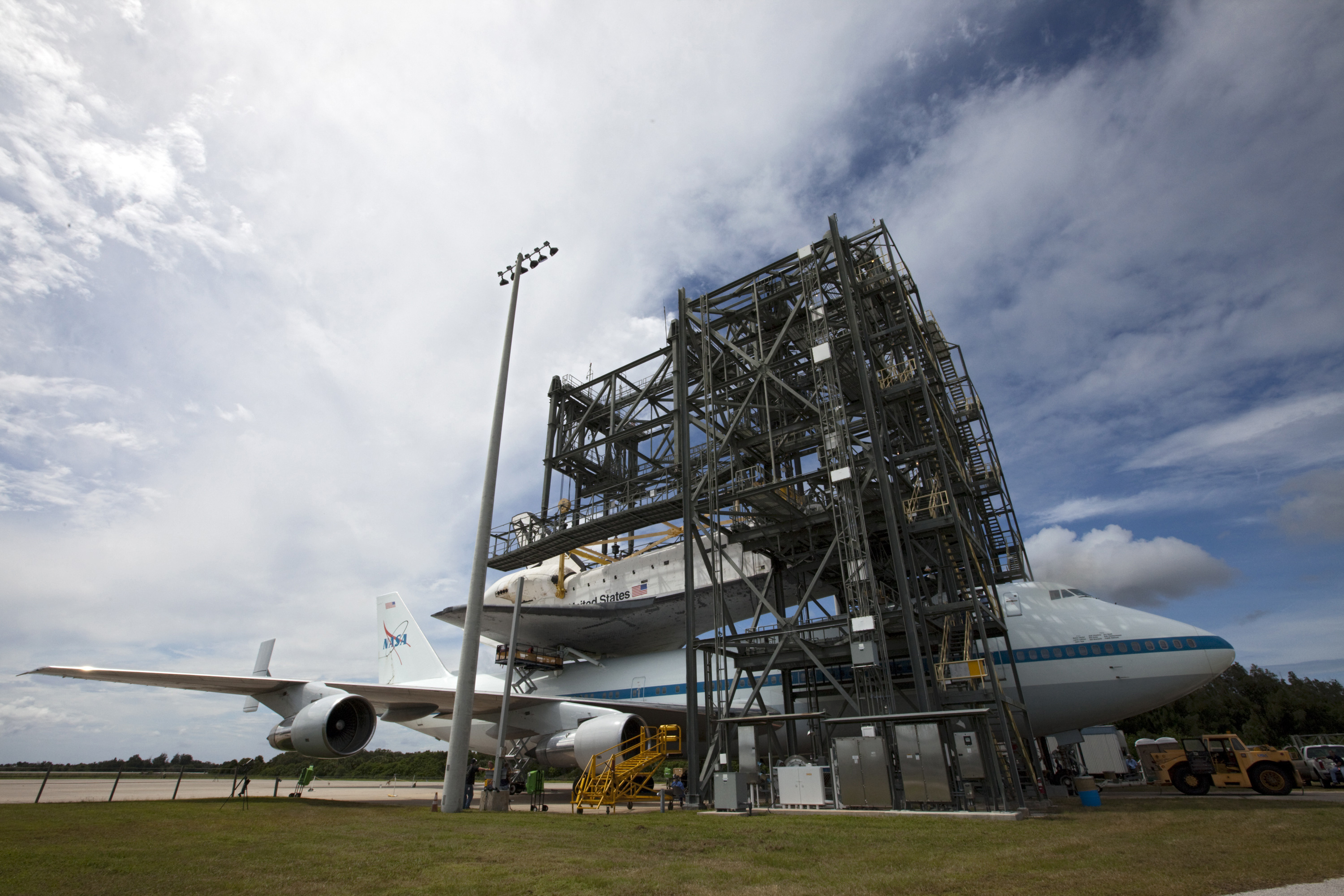 Endeavour Lowered onto Shuttle Carrier Aircraft