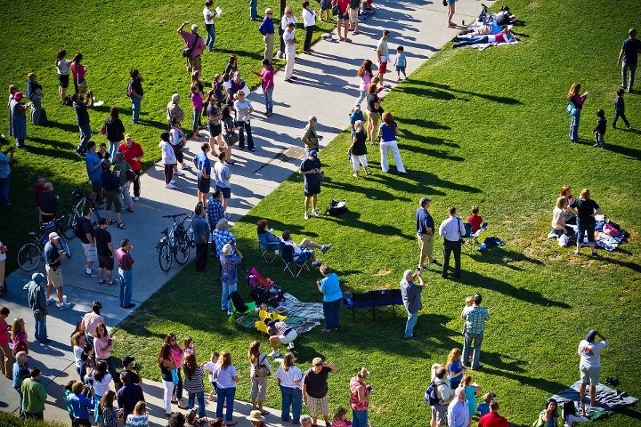 Shuttle Endeavour's Sacramento Flyover Crowd