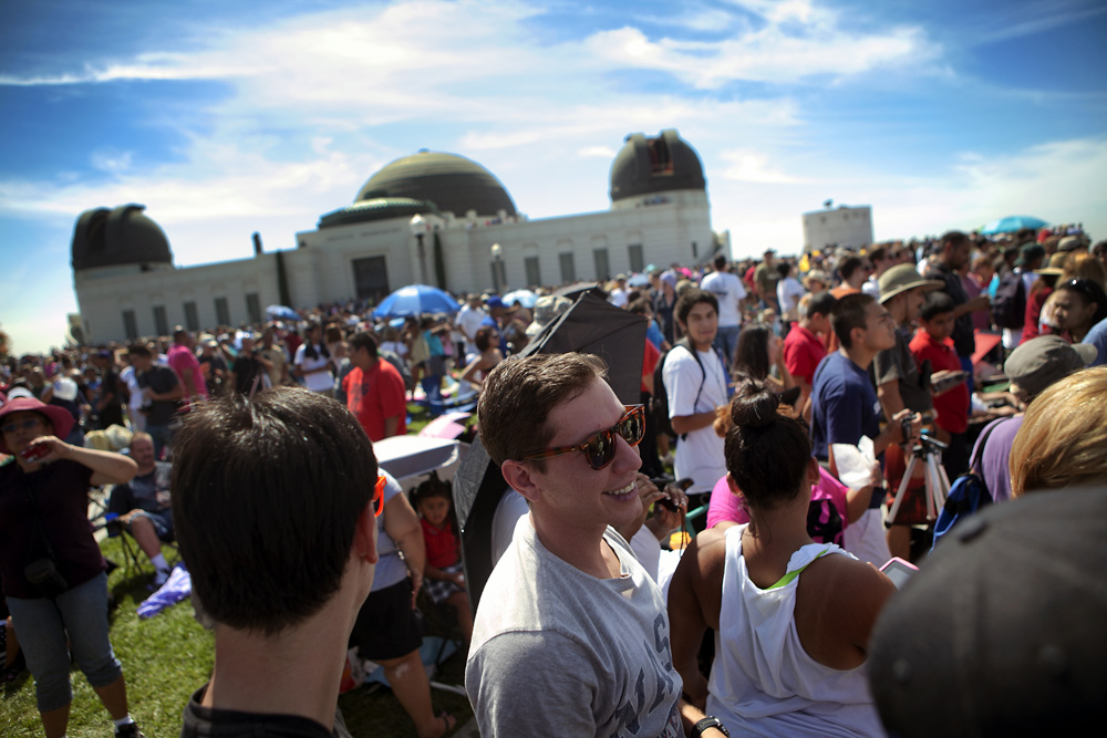 Spectators Greet Endeavour at Griffith Observatory #3