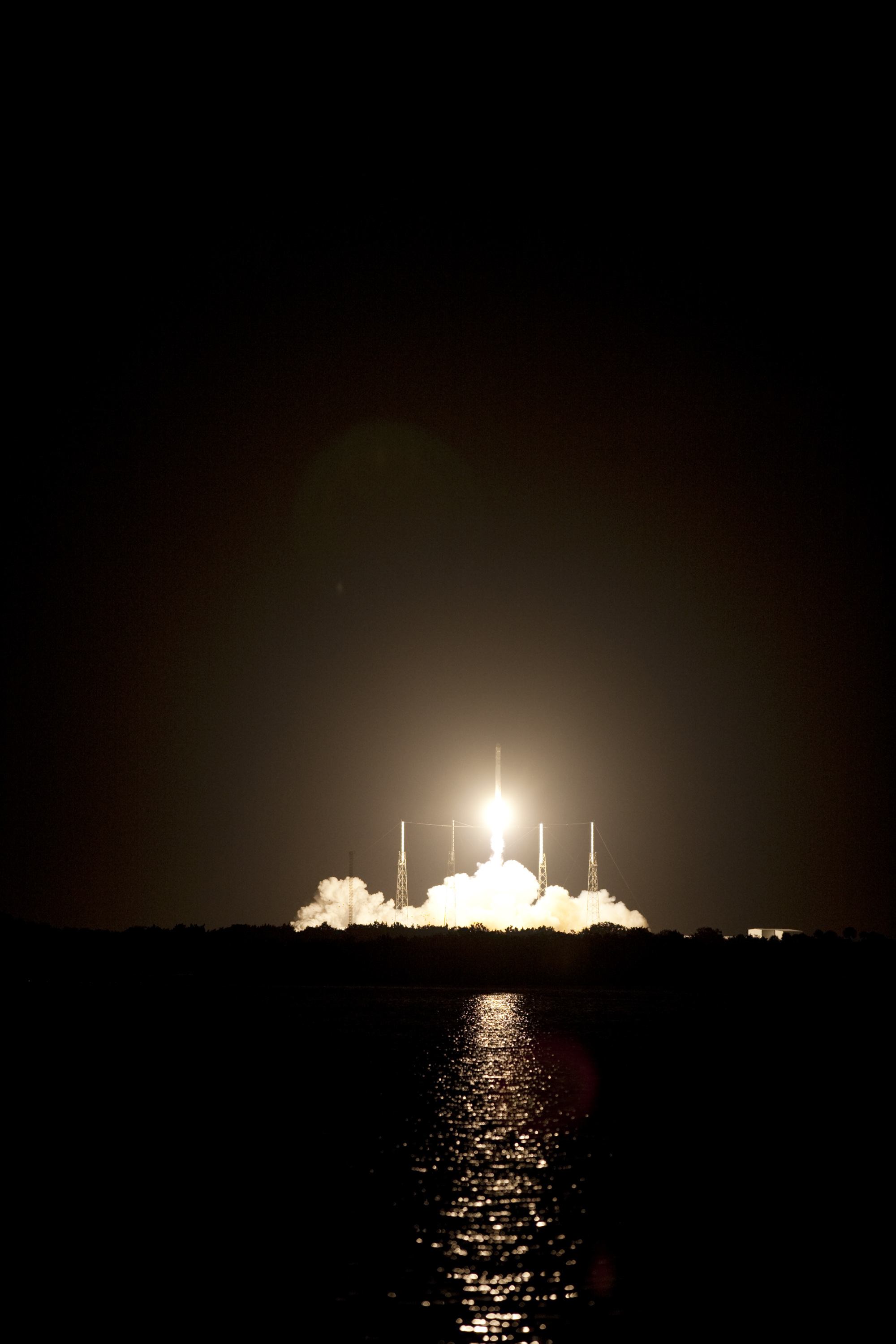 Falcon 9 and Dragon Liftoff