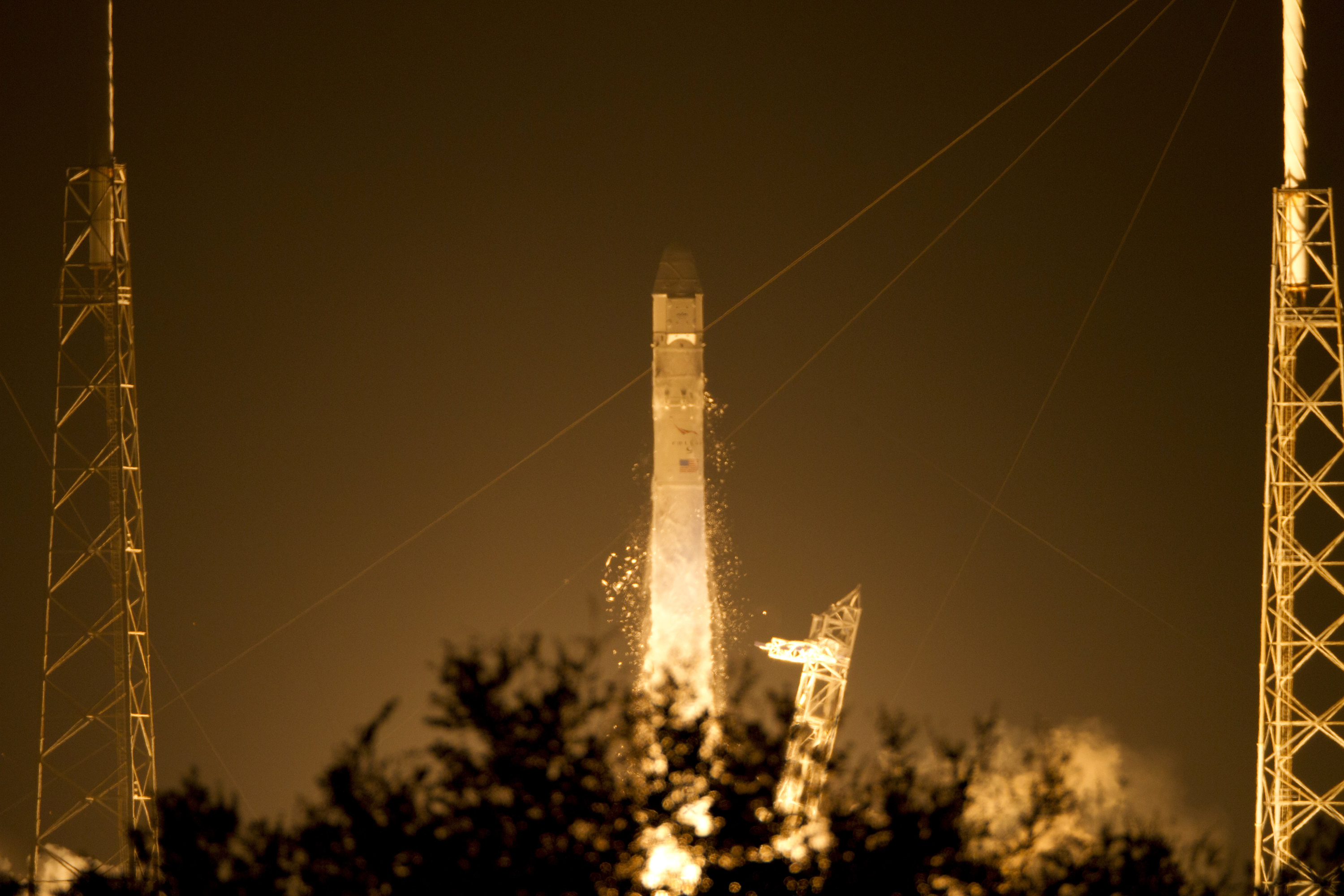 Falcon 9 and Dragon Liftoff