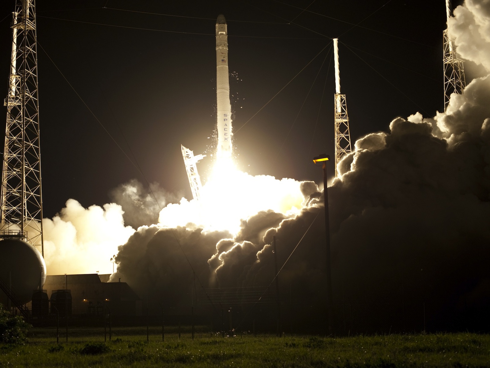 Falcon 9 and Dragon Liftoff