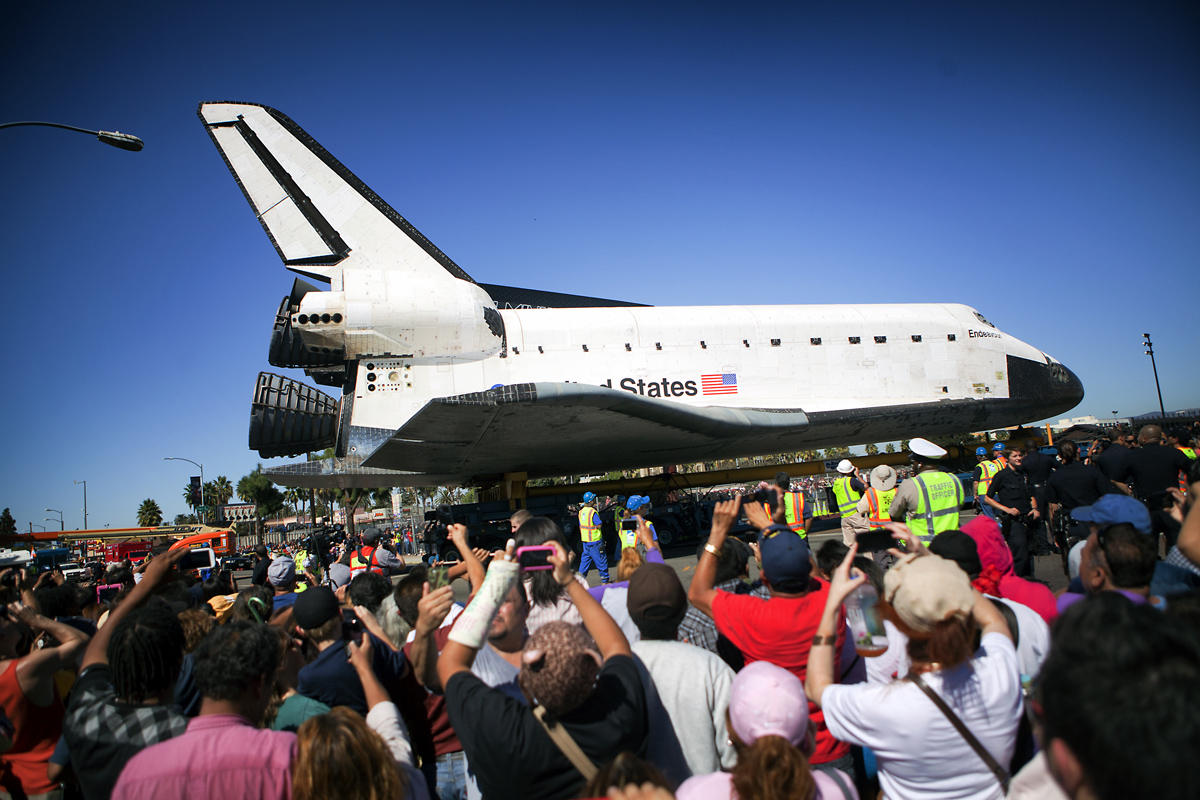 Endeavour Turns Onto Menlo Ave.