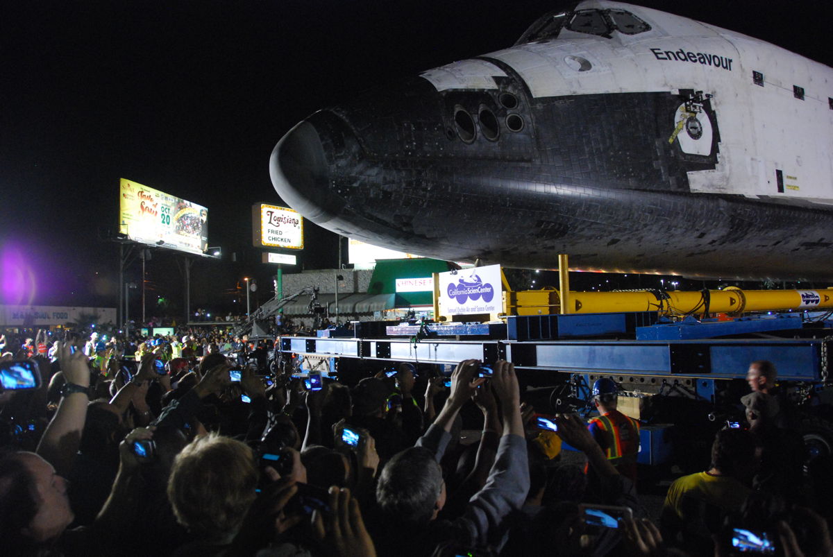 Endeavour Turns Onto MLK Blvd.
