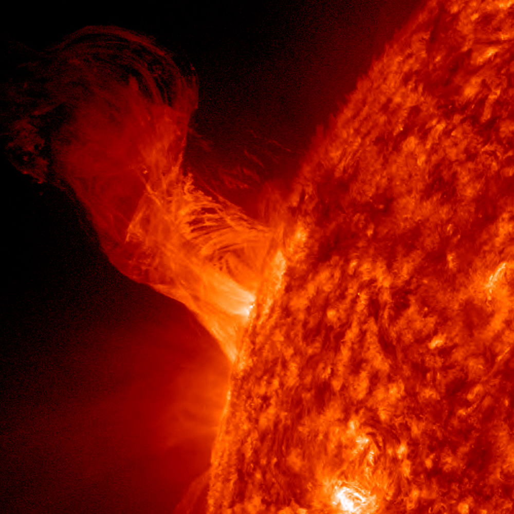 Sun Grows Super-Hot 'Dragon Tail' in Amazing NASA Video