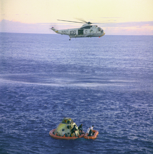 Áudio da missão Apollo 10. Apollo-10-helicopter-recovery