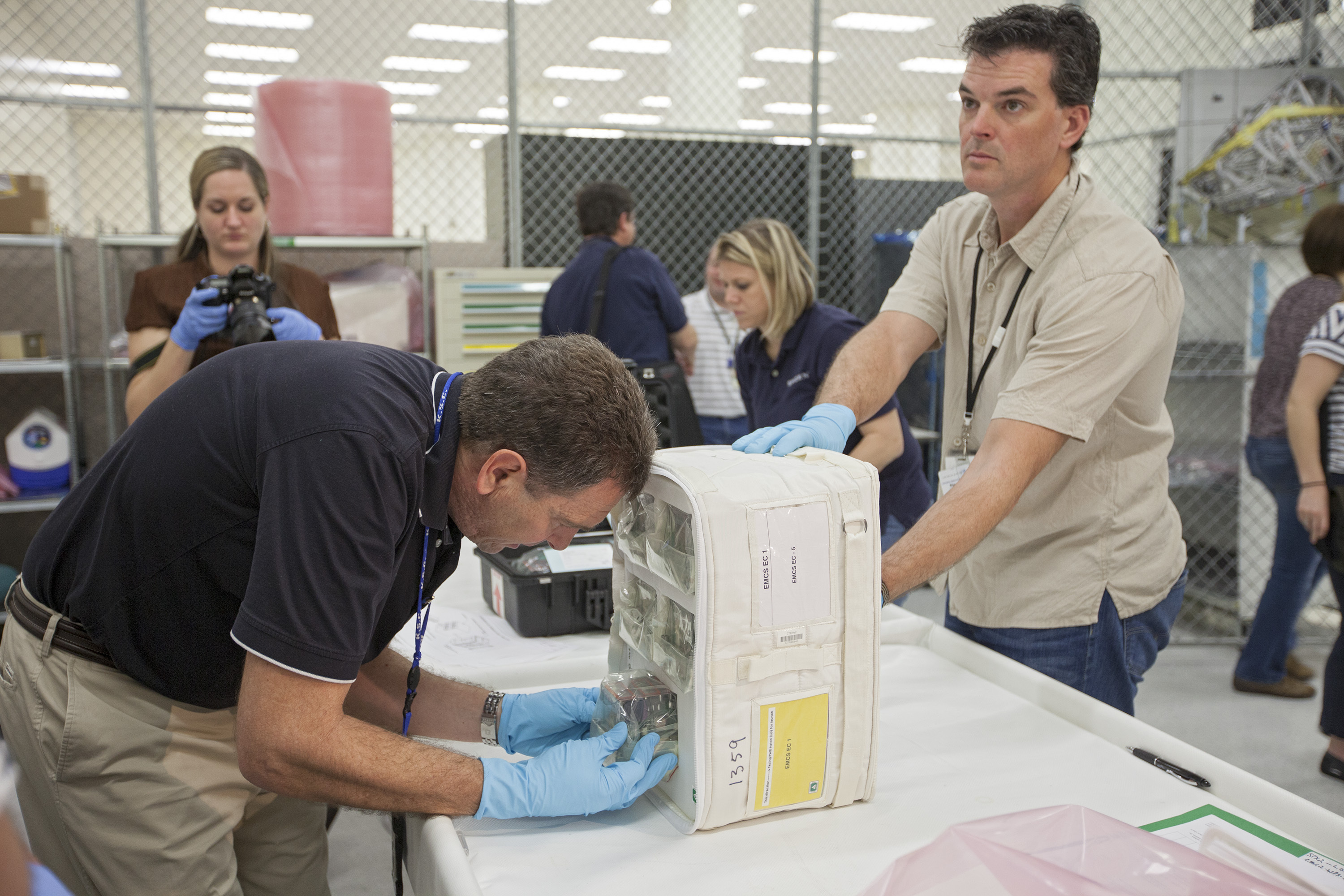 Engineers Prepare Experiments for SpaceX Mission