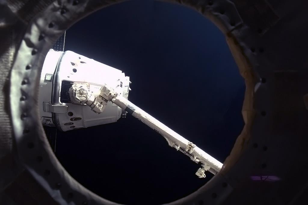 Robotic Arm Latching on to Dragon